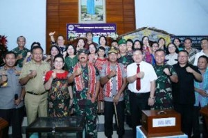 Panglima TNI dan Kapolri berfoto bersama di Gereja Katedral Hati Tersuci.
